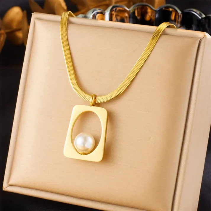 Gold Geometric Pearl - Necklace