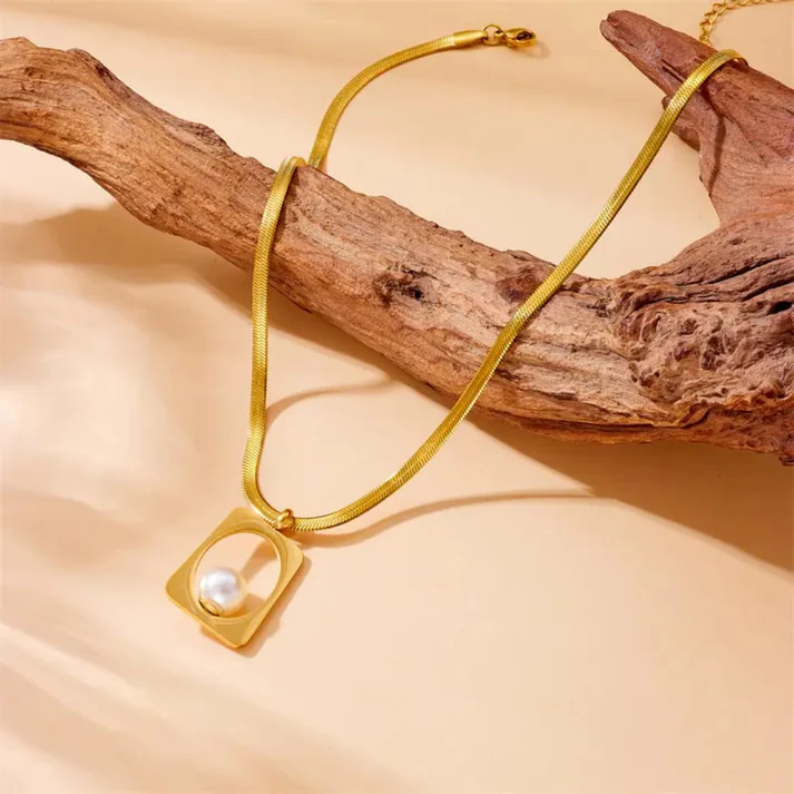 Gold Geometric Pearl - Necklace - Hover