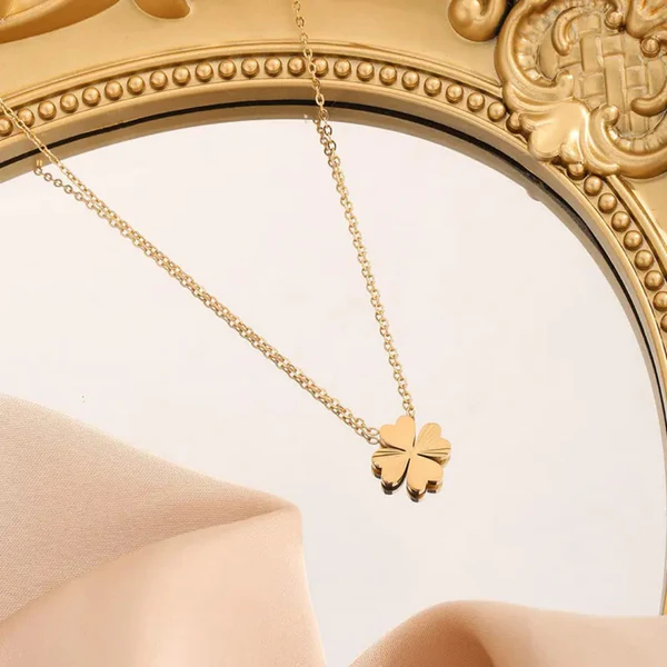 Four-leaf Clover Pendant - Necklace - Hover