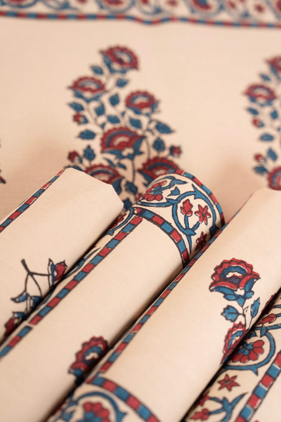 HOME | TABLE RUNNER view 3