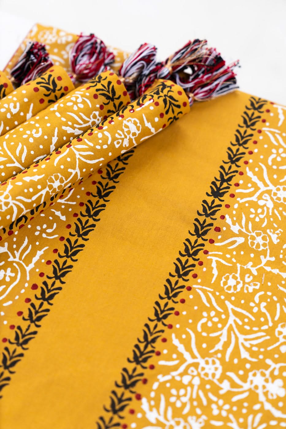 HOME | TABLE RUNNER view 3